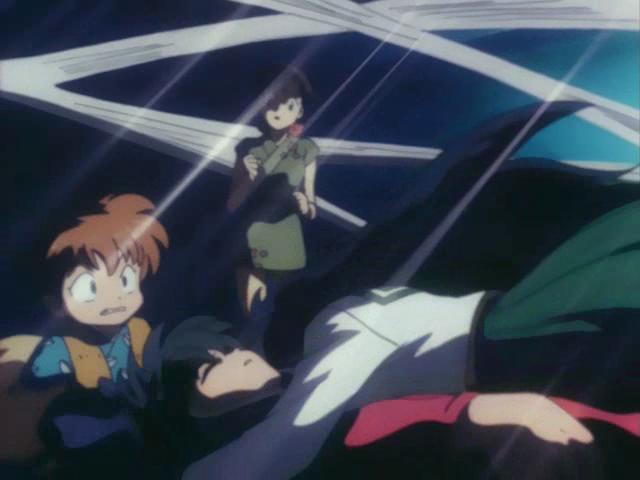 Otaku Gallery  / Anime e Manga / Inu-Yasha / Screen Shots / Episodi / 013 - L`enigma della luna nuova! Inuyasha dai capelli neri! / 165.jpg